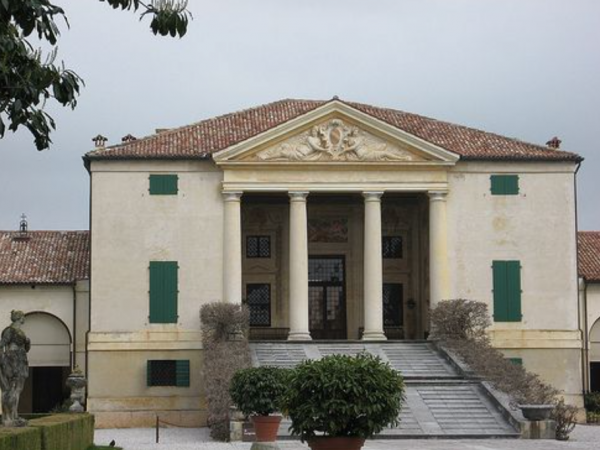 Villa dengan pintu masuk berlafet dan tiang-tiang dorik